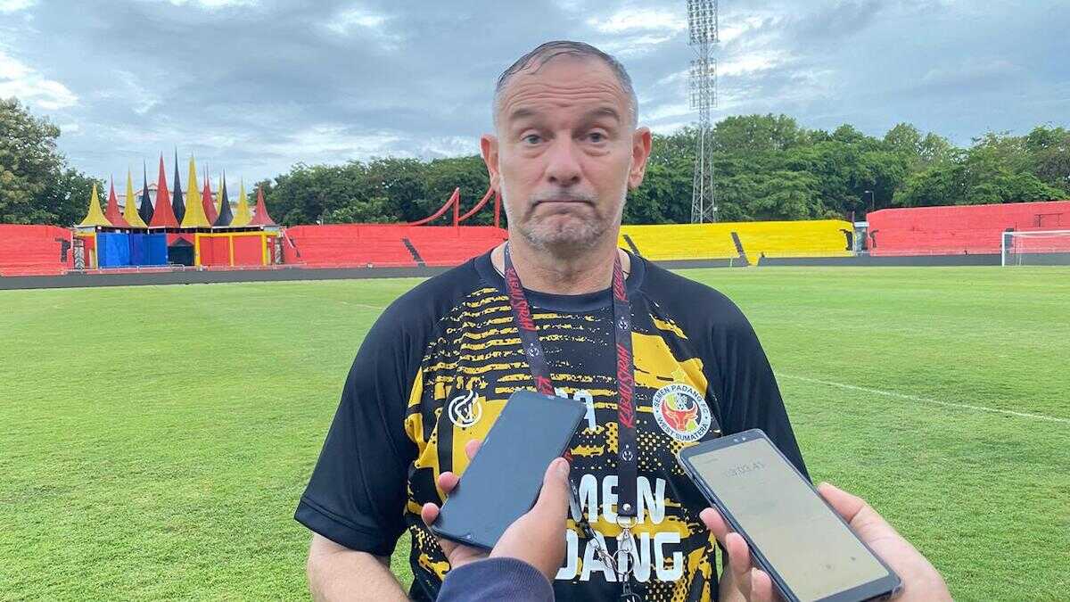 Dejan Antonic saat sesi wawancara ( Foto : Radarsumbar)